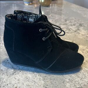TOMS NWOB Black Suede Wedge Boots Ankle Booties Size 6.5